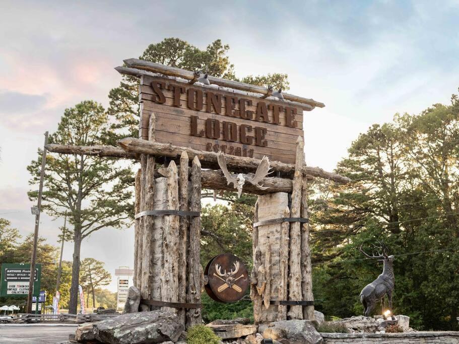 Stonegate Lodge Fire Pit 50In Tv Salt Water Pool Fast Wi-Fi Room #301 Eureka Springs Εξωτερικό φωτογραφία